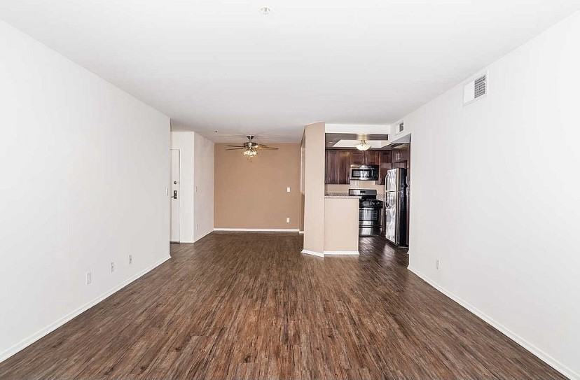 1538 North Martel Avenue - Photo 3 of 11