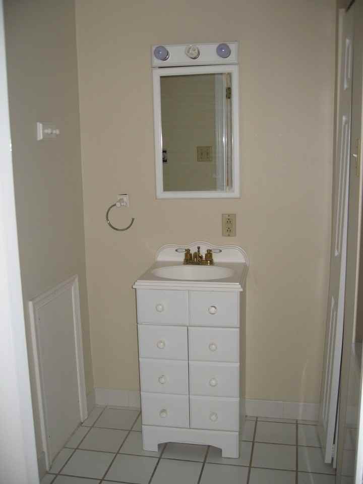 497 Conarroe St #B - Photo 3 of 6