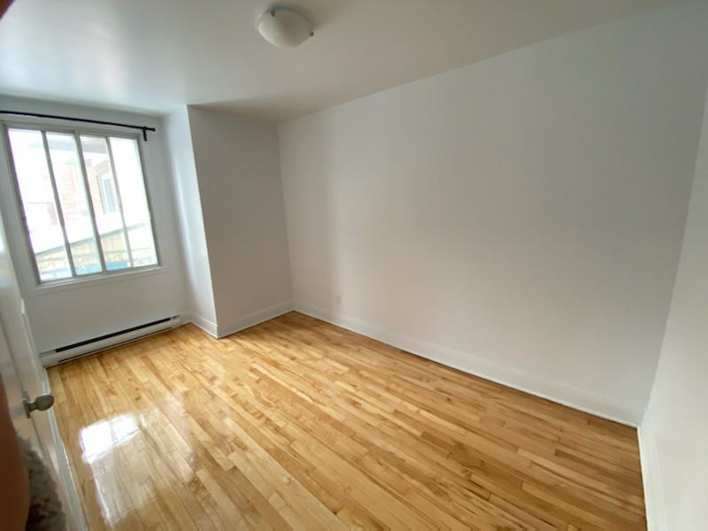 4261 Av Barclay - Photo 2 of 13