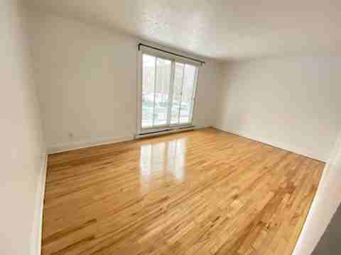 4261 Av Barclay - Photo 3 of 13