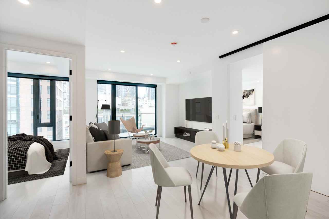 Brant St & King St W #524