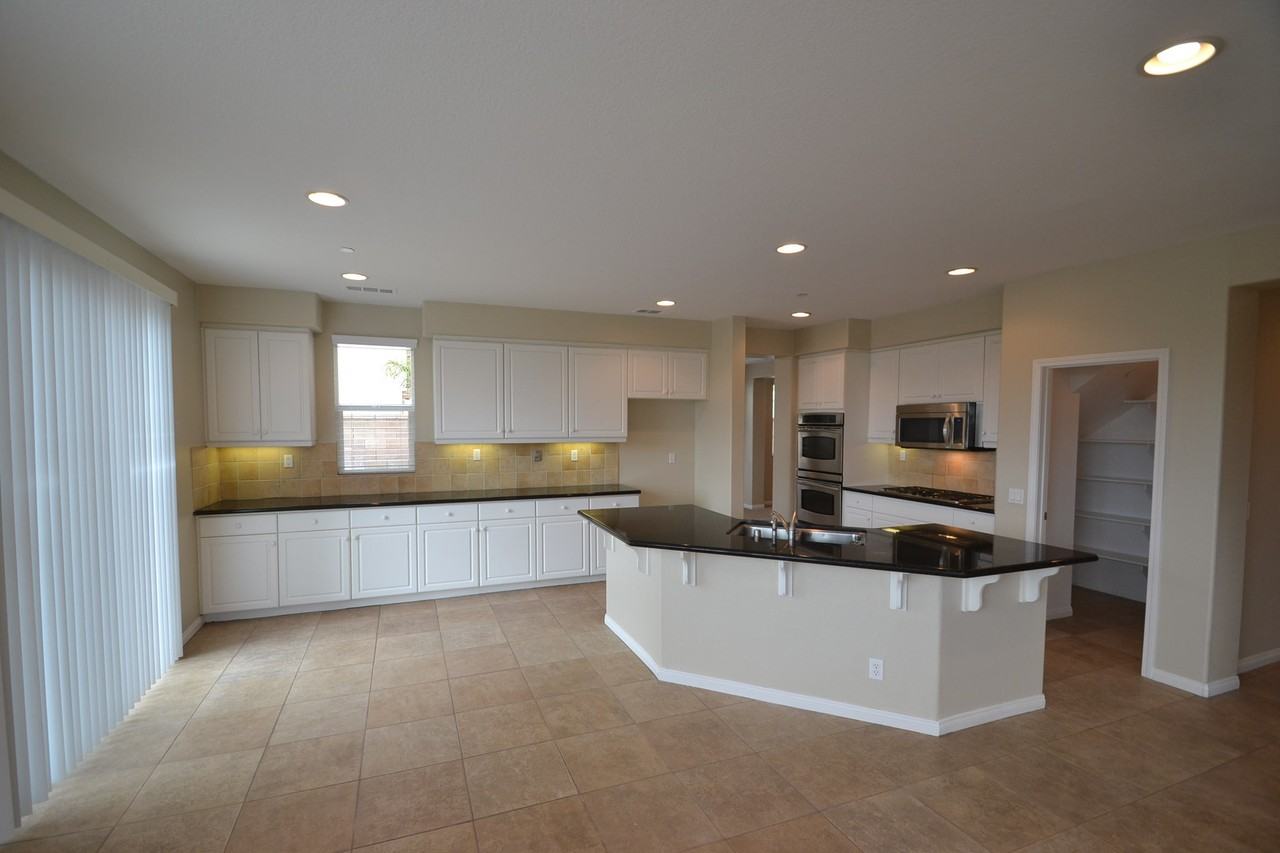 15829 Wardlow Pl - Photo 3 of 6