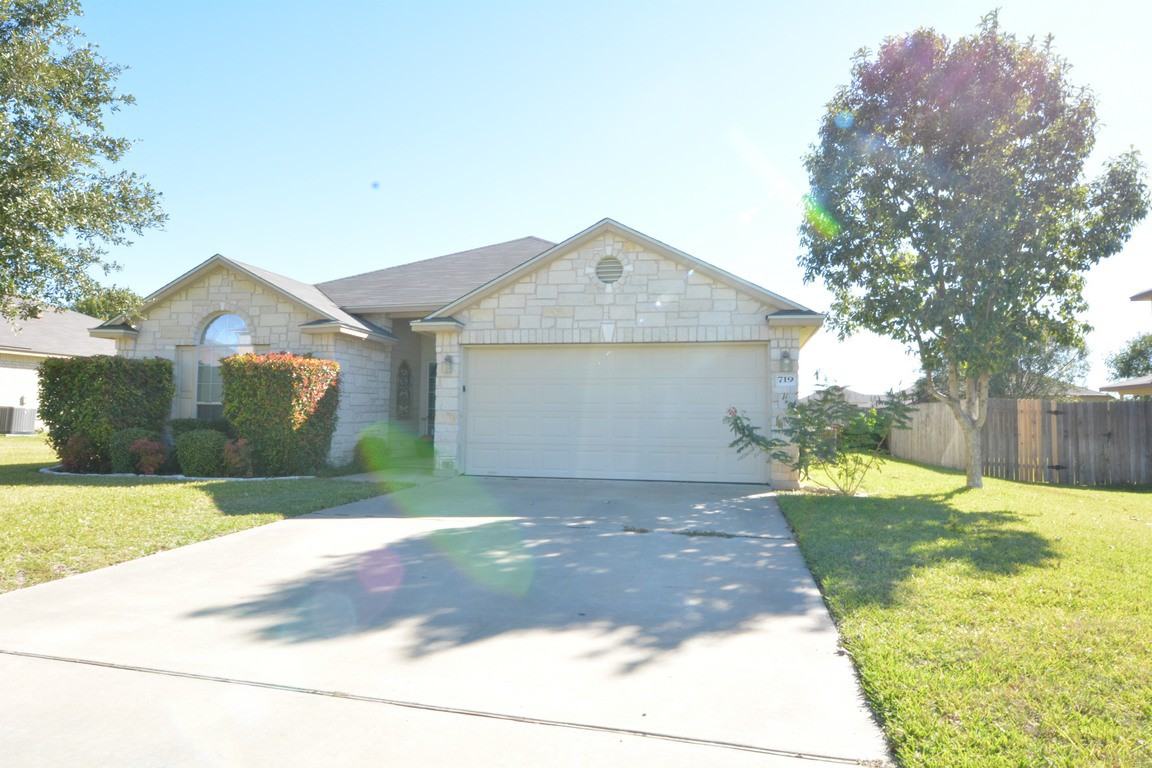 719 Devin Dr - Photo 2 of 24