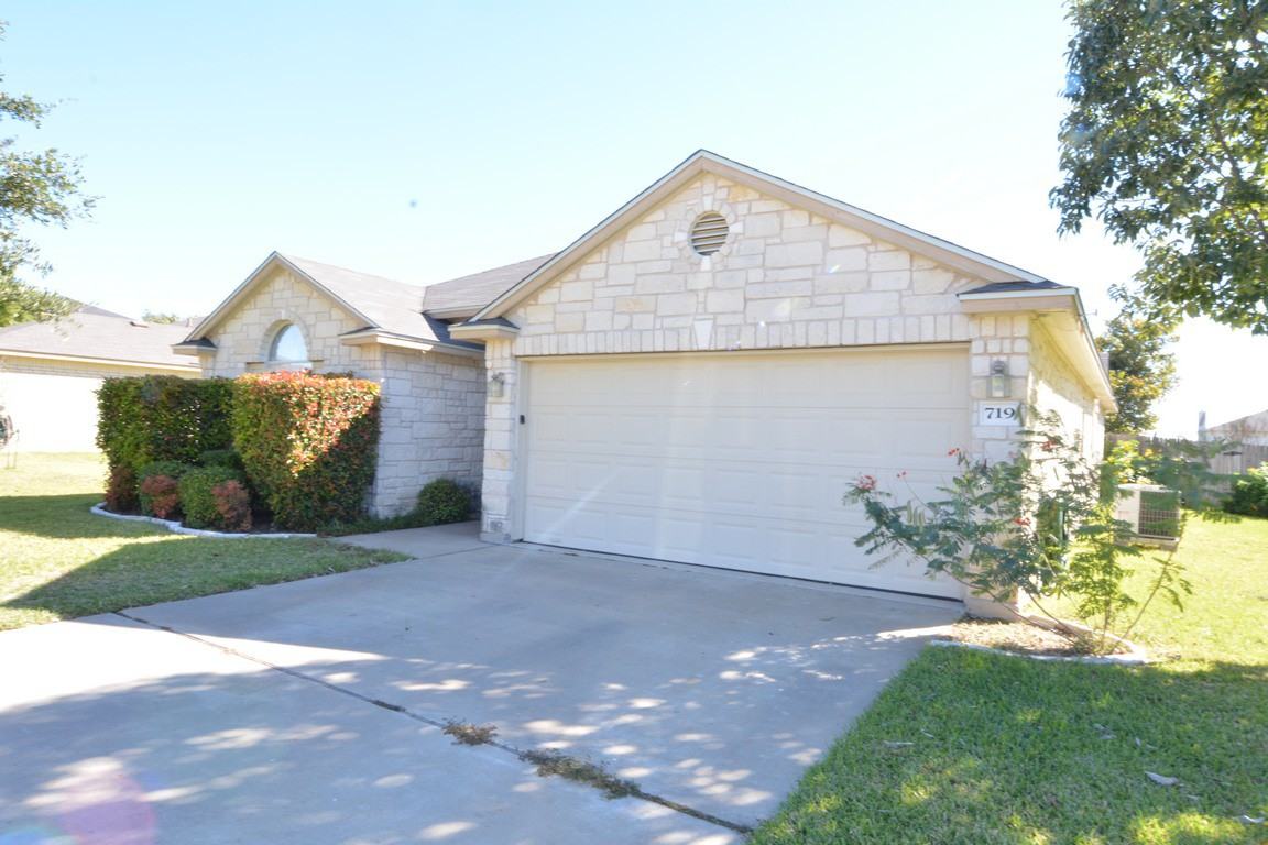 719 Devin Dr - Photo 3 of 24