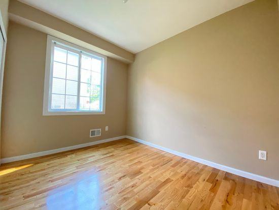386 Simonson Ave - Photo 3 of 14