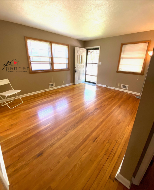 3416 South Oxford Avenue - Photo 2 of 10