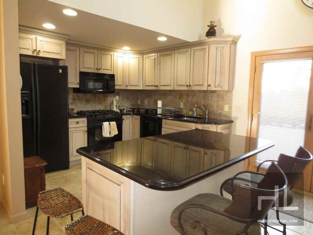 1062 Robin Rd #1 - Photo 2 of 18