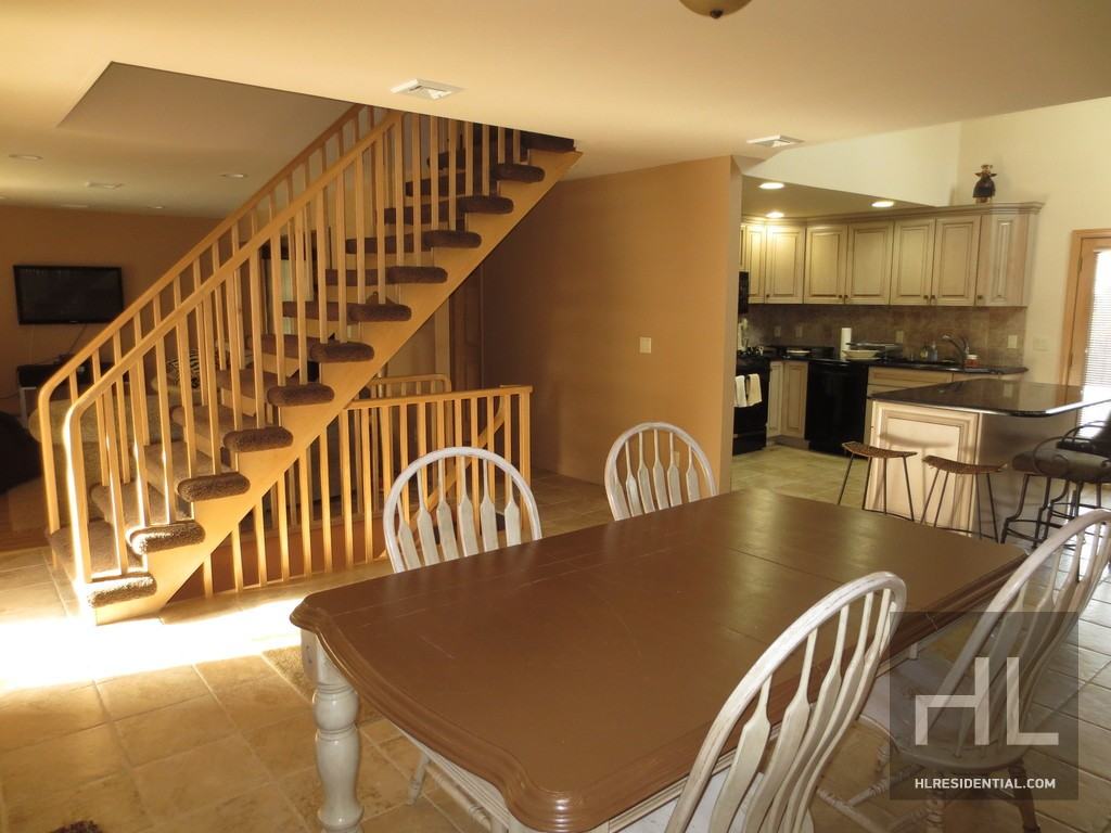 1062 Robin Rd #1 - Photo 3 of 18