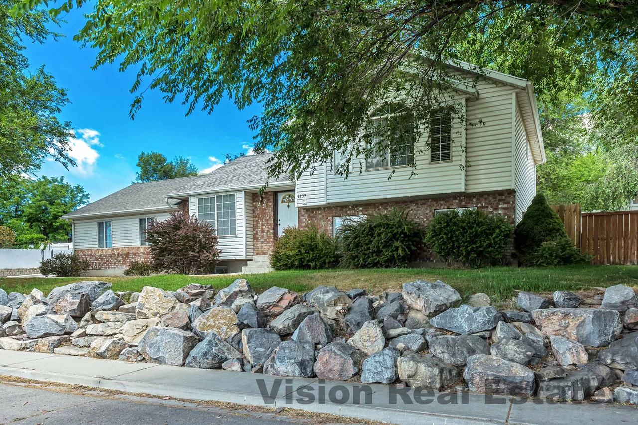 1437 E Murdock Dr - Photo 3 of 17