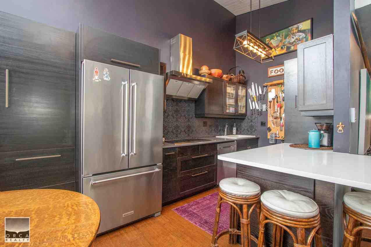 6904 204-6904 Fraser Street - Photo 3 of 22