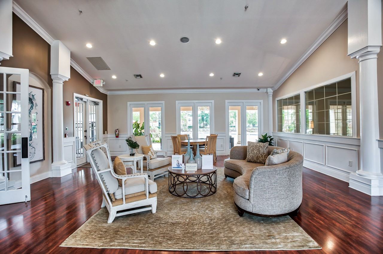 Yacht Club - Photo 4 of 38