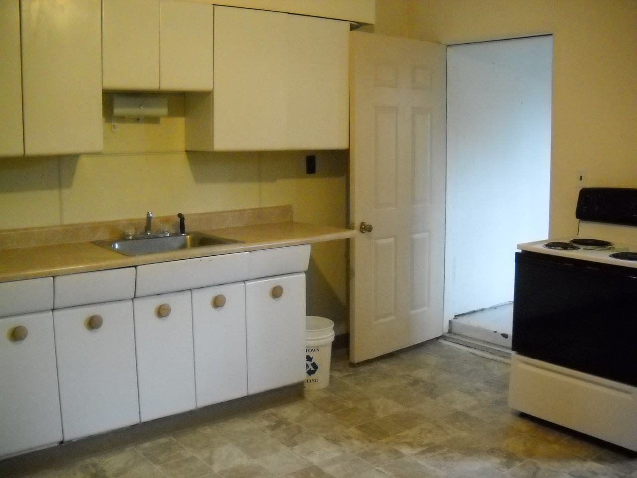 205 W Walnut St - Photo 3 of 7