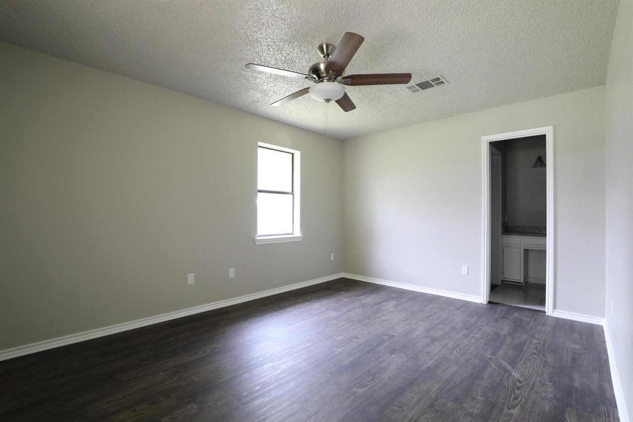 811 Clyde St #1 - Photo 4 of 16