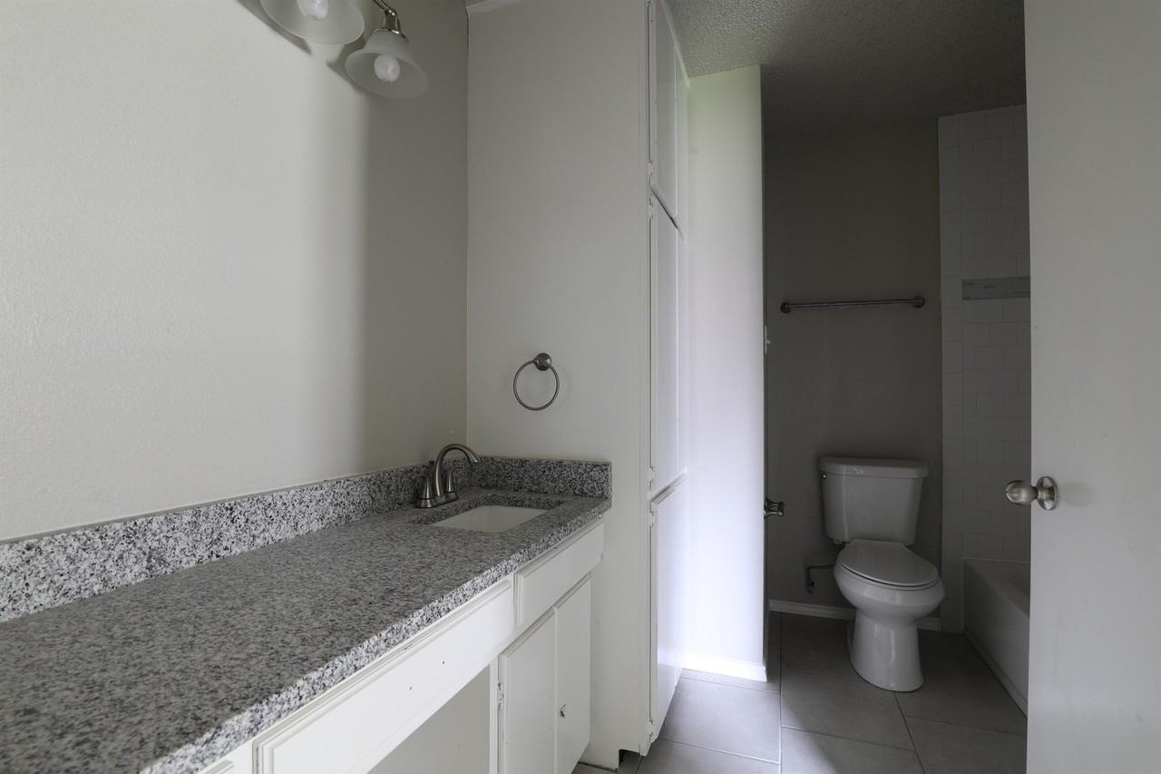 811 Clyde St #1 - Photo 6 of 16