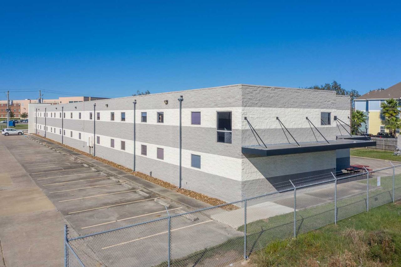 Pelican Shores Apartments - Photo 2 of 14