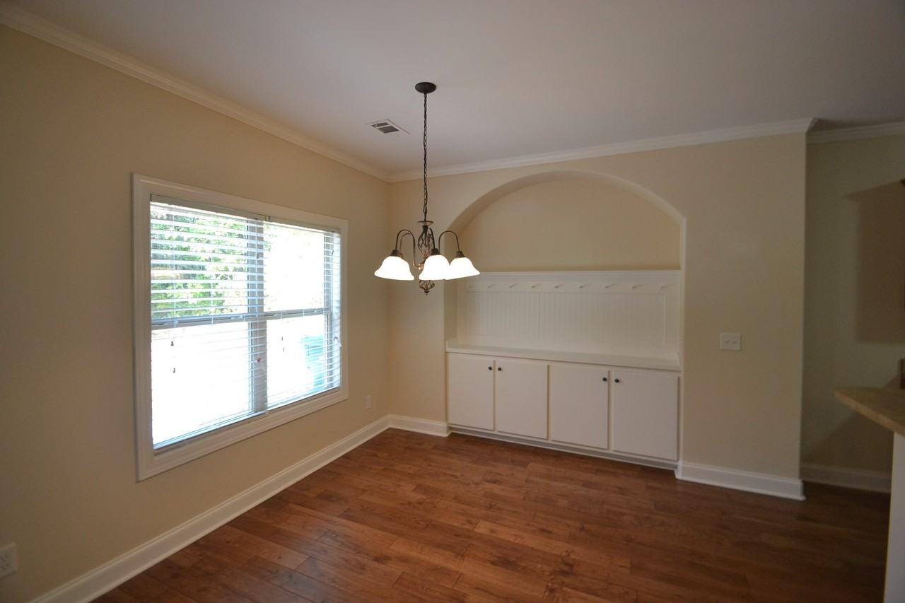 527 Broughton Dr - Photo 3 of 6