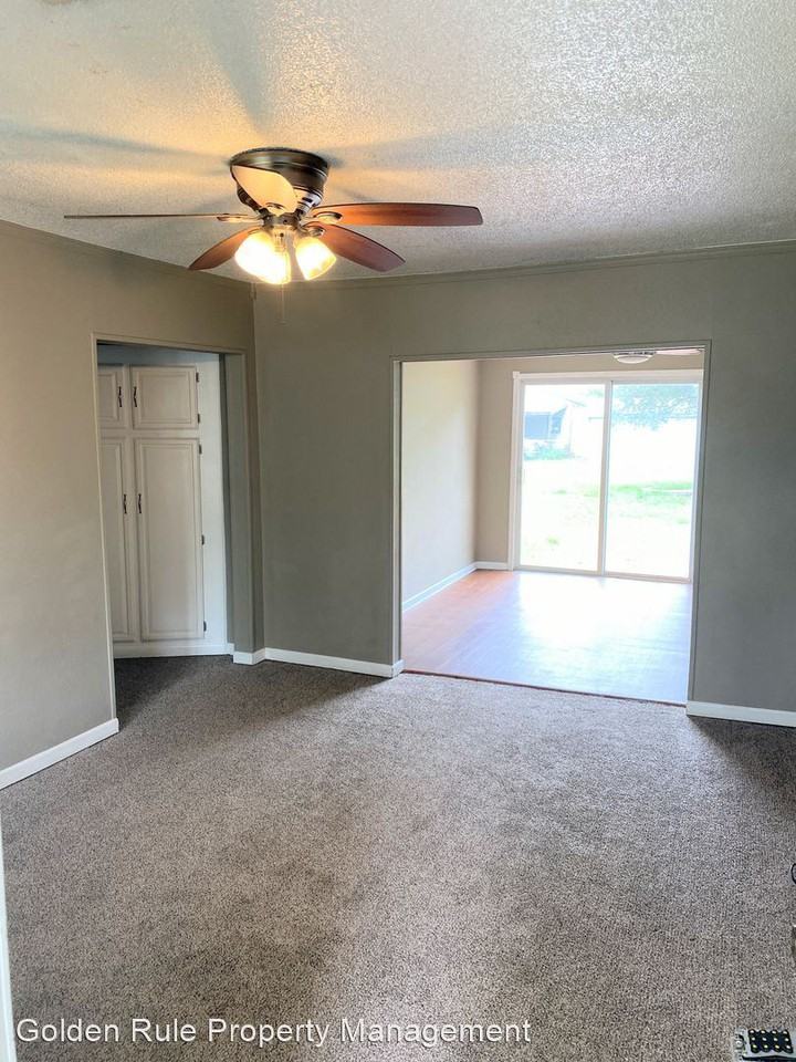 824 Pierce St - Photo 2 of 15