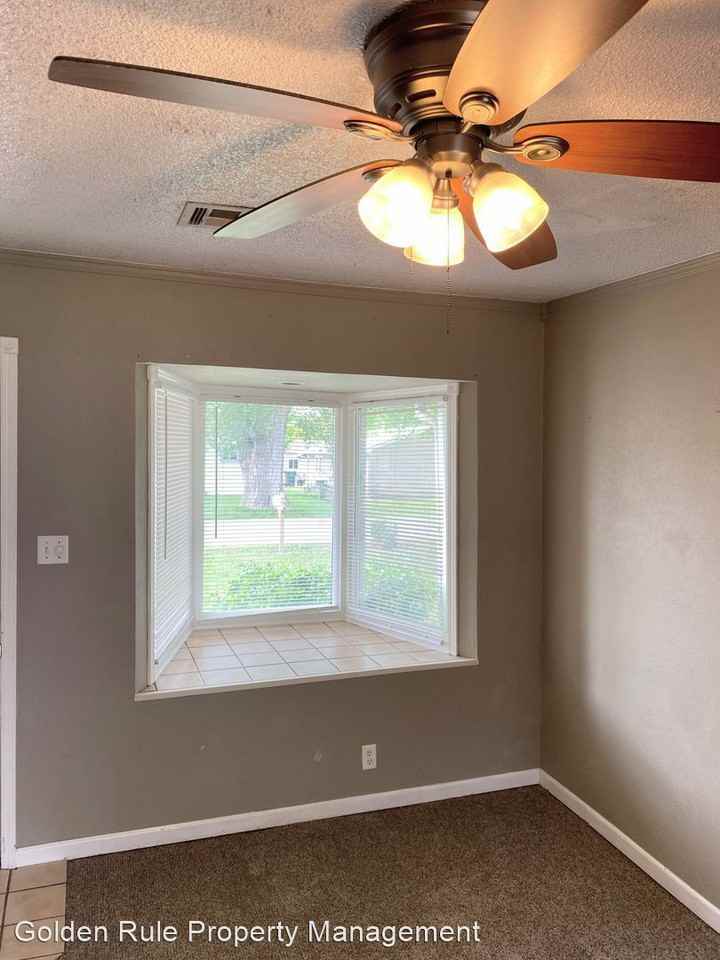 824 Pierce St - Photo 3 of 15