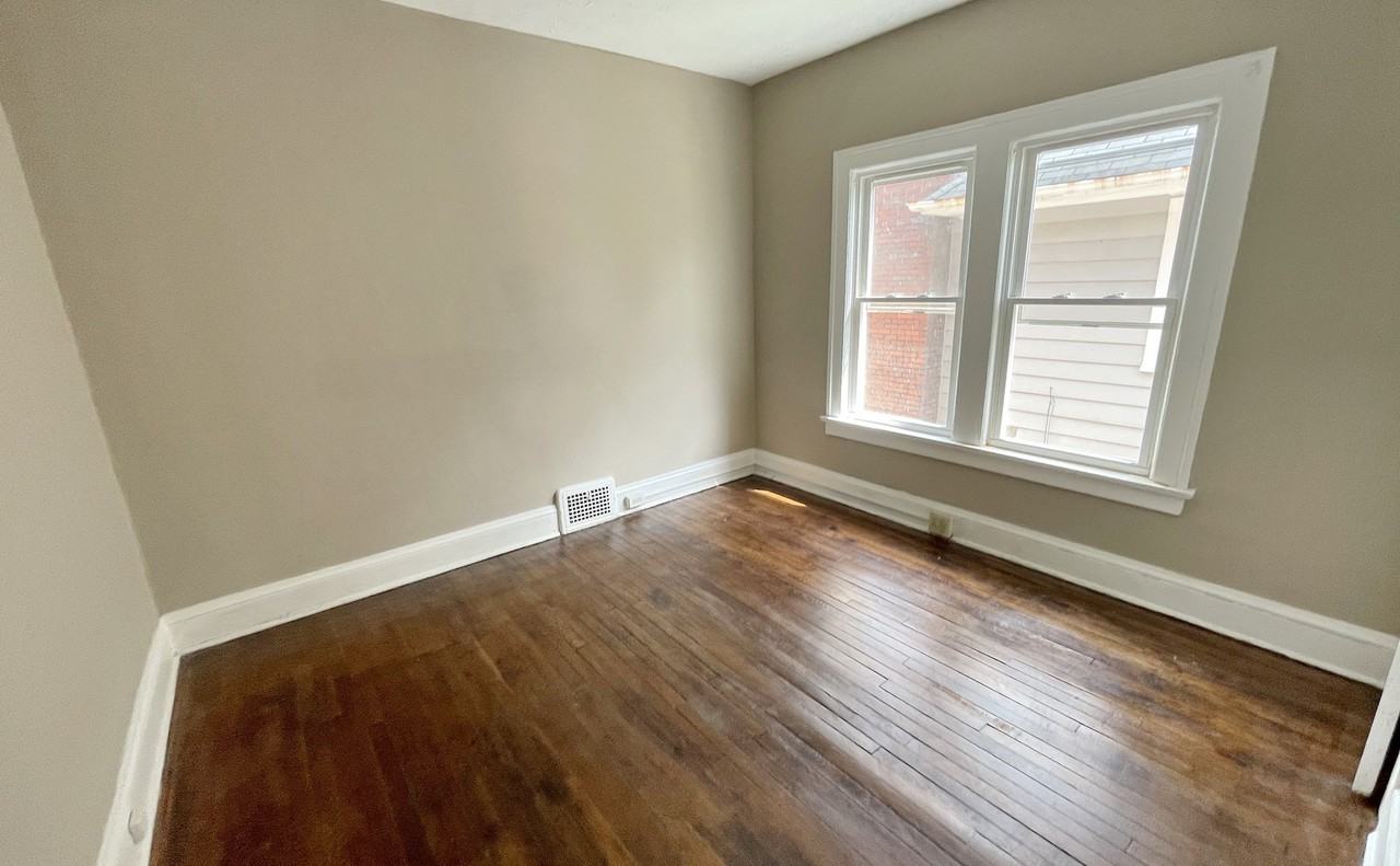 1666 Glenmont Rd - Photo 3 of 18