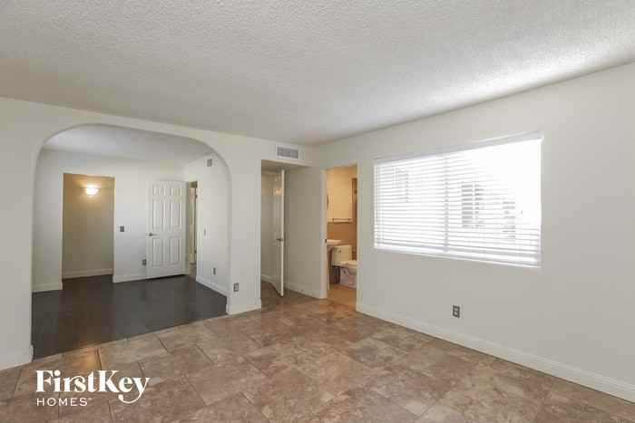 10438 S 44th Ct - Photo 3 of 15