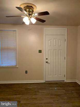 118 S Locust St - Photo 3 of 11