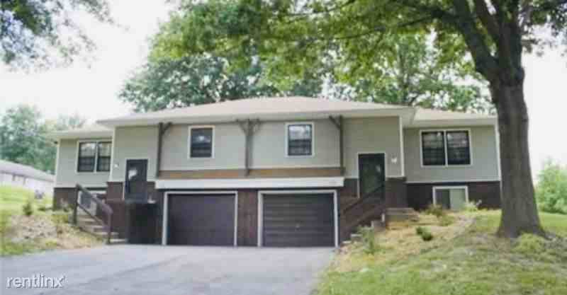 320 S 72nd St - Photo 2 of 9