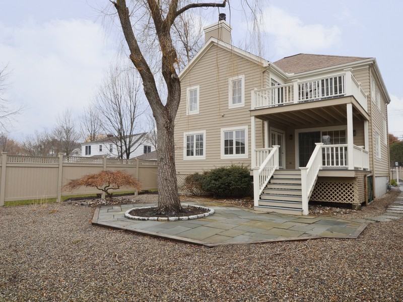 334 Compo Rd S - Photo 2 of 16