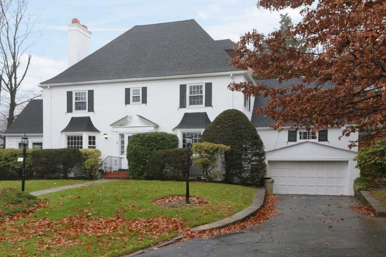 4 Columbus Cir - Photo 2 of 27