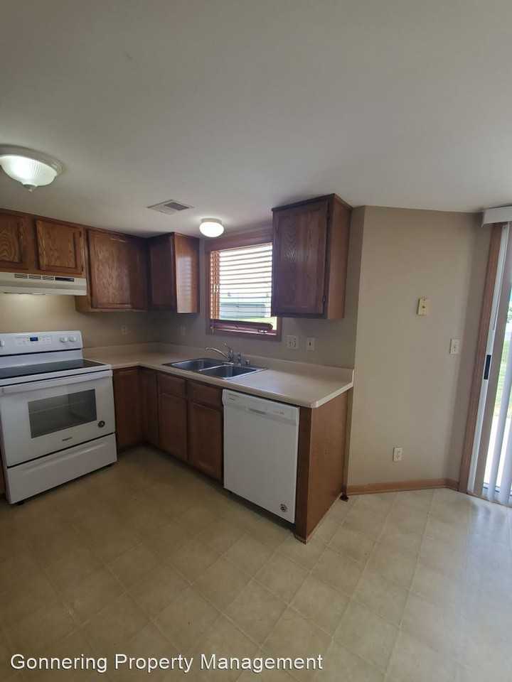 Westview: 5409 - 5415 45th St. - Photo 3 of 17