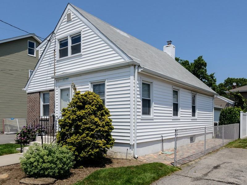 216 Albany Ave - Photo 3 of 12