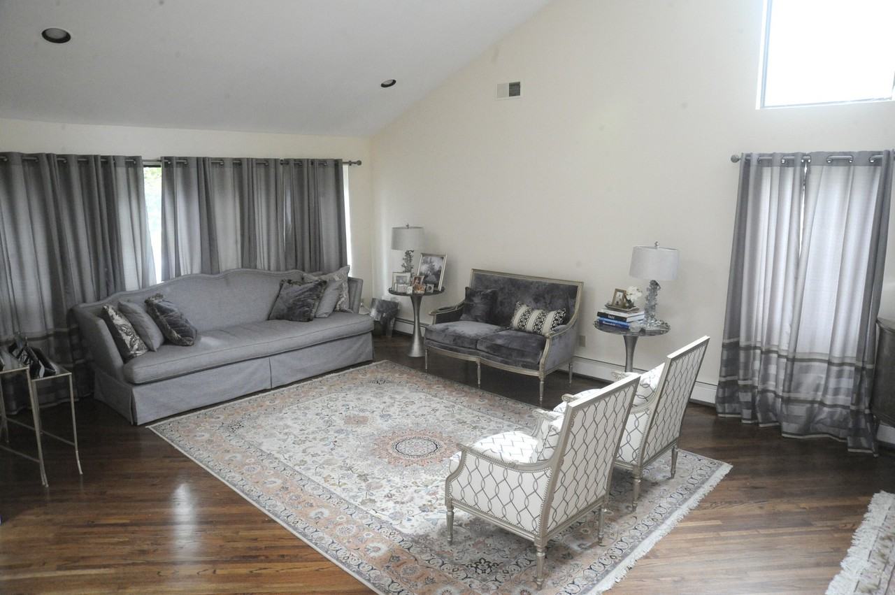 61 Crest Hollow Ln - Photo 2 of 12