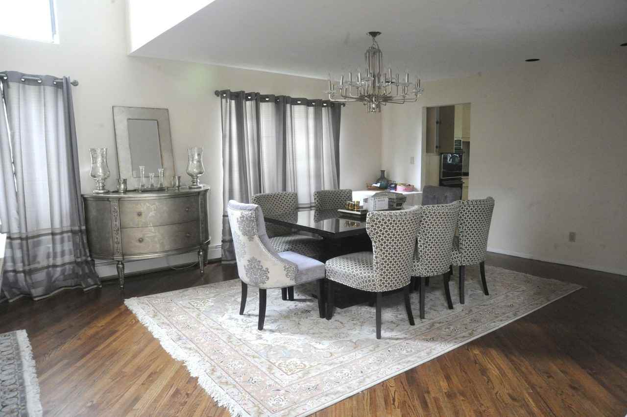 61 Crest Hollow Ln - Photo 3 of 12