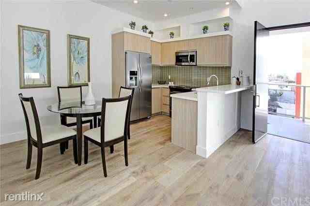 210 N Monterey St - Photo 3 of 8