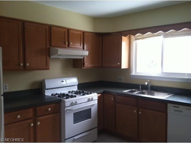 425 Bishop Rd - Photo 2 of 10