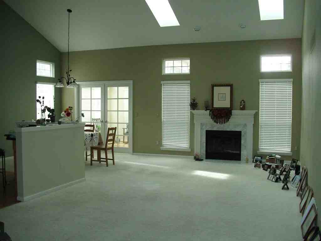 393 4 Seasons Dr - Photo 2 of 15