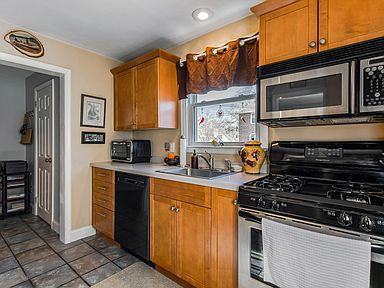 121 Rock Glen Rd - Photo 2 of 15