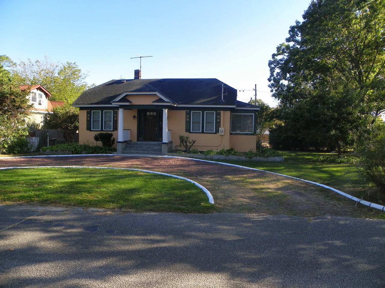 27 Hiawatha Dr - Photo 2 of 11