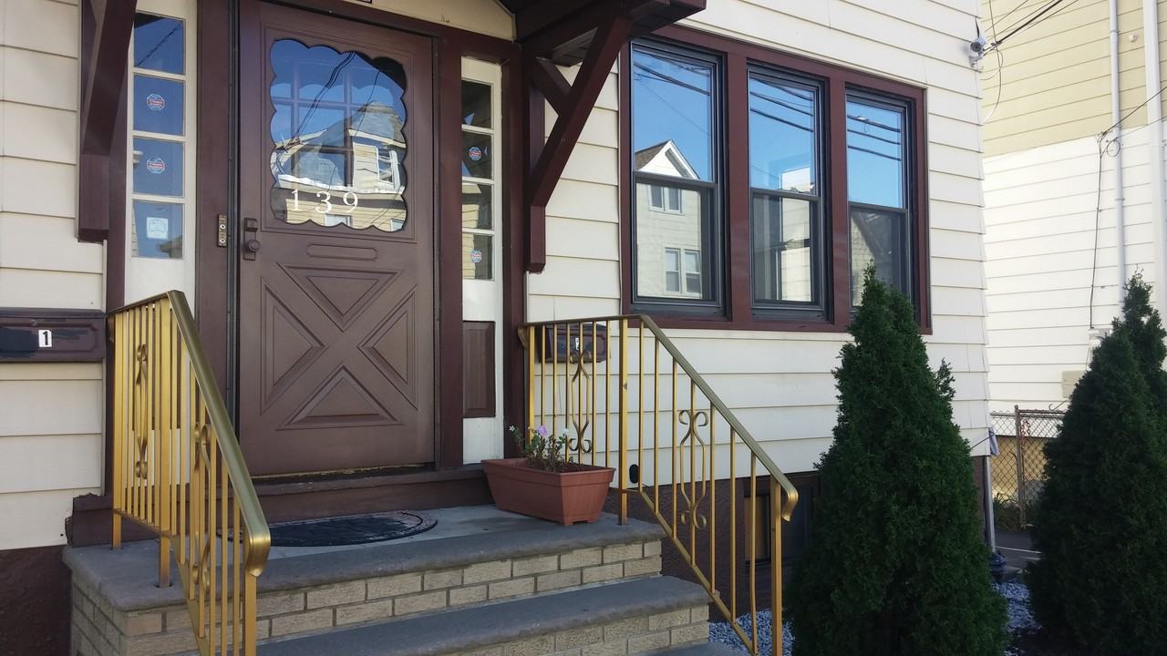 139 Knapp Ave - Photo 2 of 6