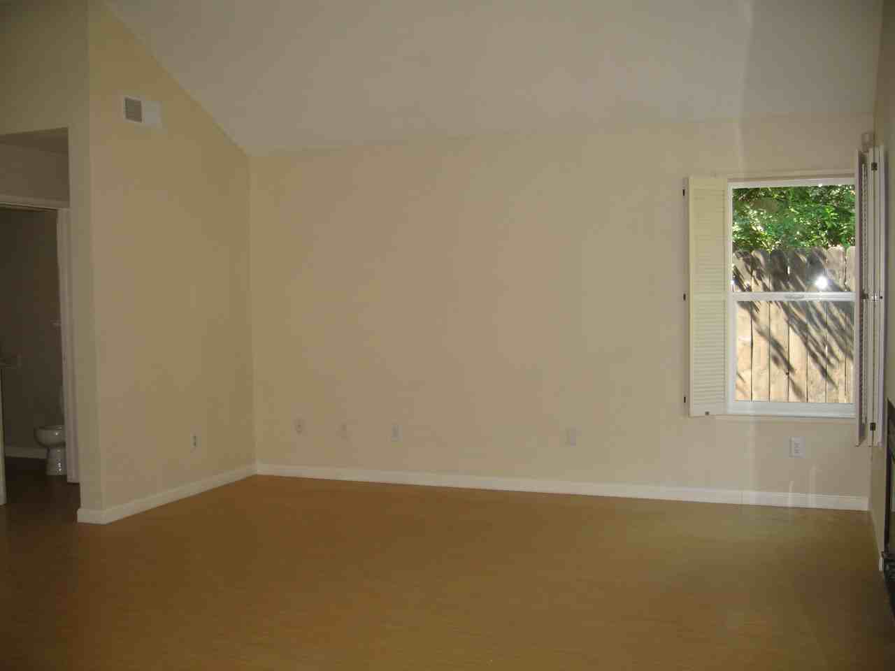 6732 N Warren Ave - Photo 3 of 16