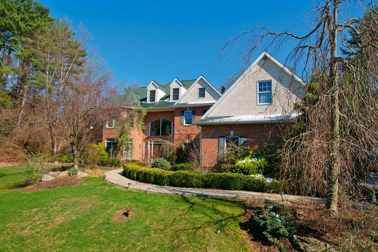 1238 Hunters Rd - Photo 2 of 25