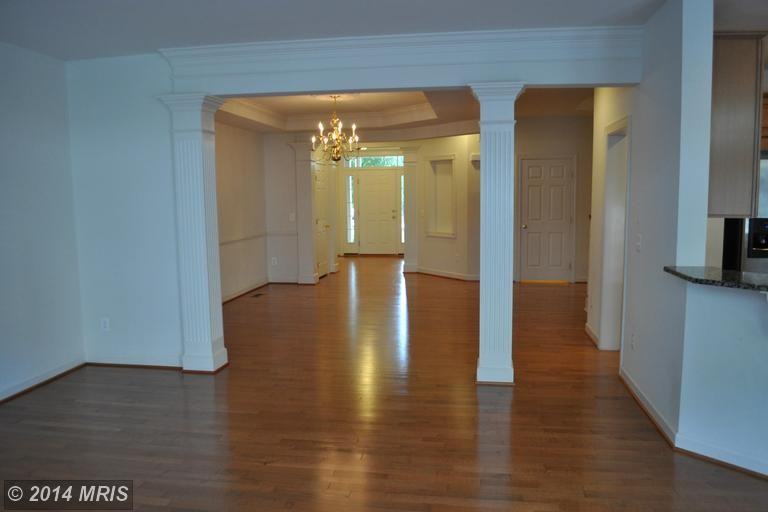 47646 Mid Surrey Square - Photo 3 of 24