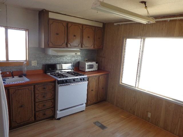 2250 Van Diest Rd - Photo 2 of 10