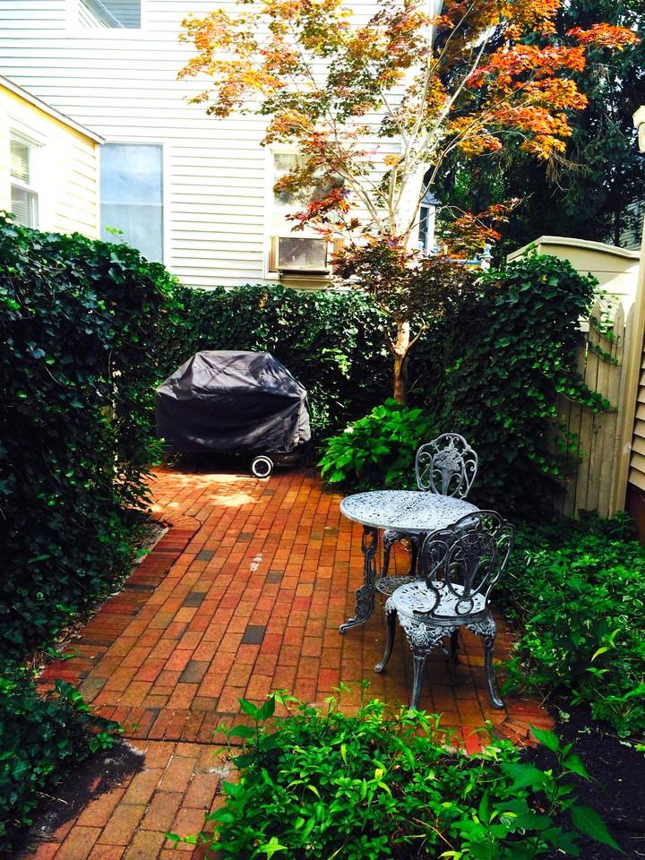 85 Embury Ave - Photo 3 of 12