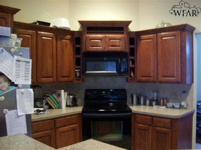 805 Sugarbush Ln - Photo 2 of 9