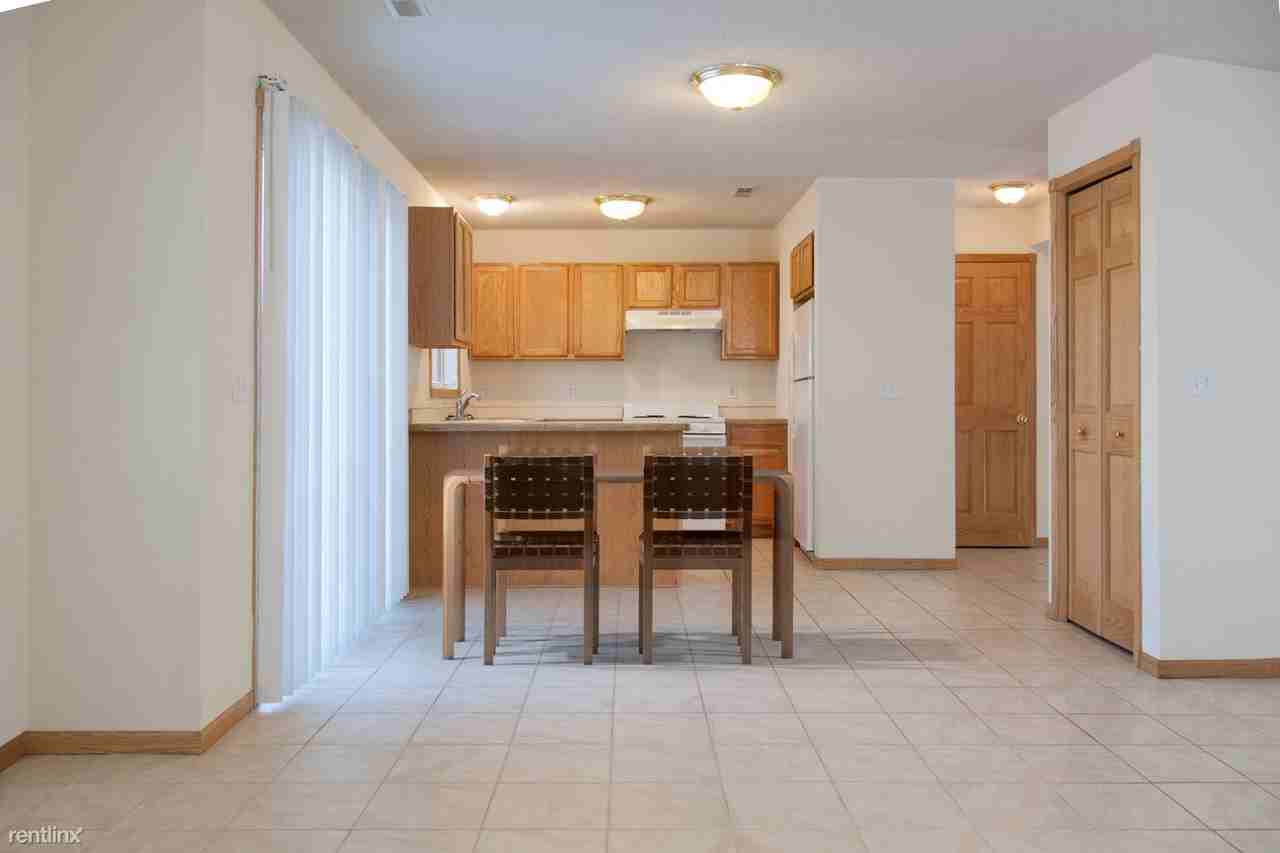 1529 Summit St - Photo 2 of 10