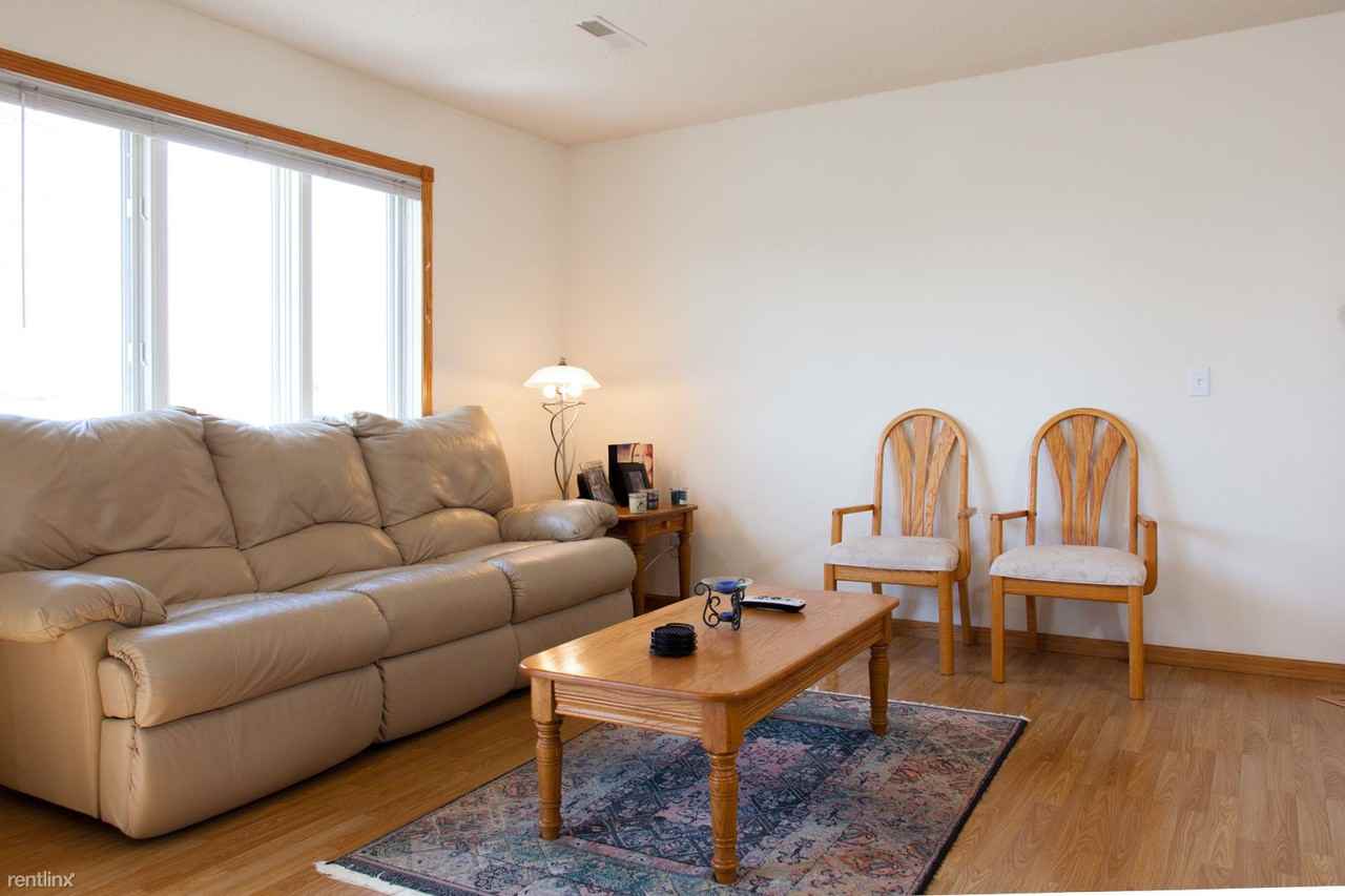 1529 Summit St - Photo 3 of 10