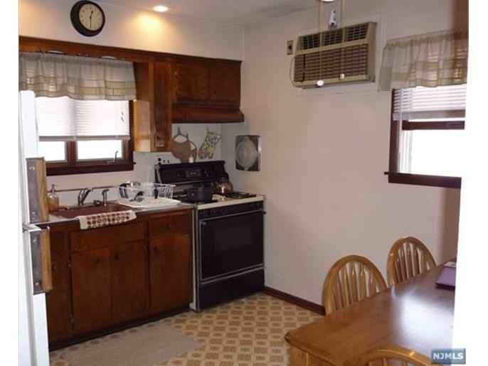 451 Walnut St - Photo 3 of 6