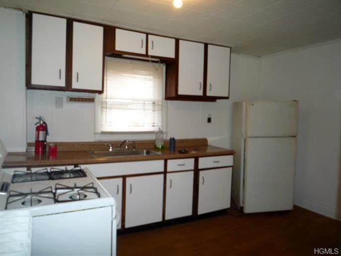 44 Academy Ave - Photo 3 of 8