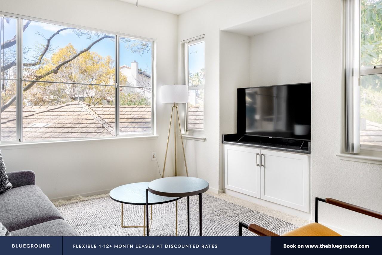 1010 Beethoven Cmn #2-473 - Photo 2 of 34