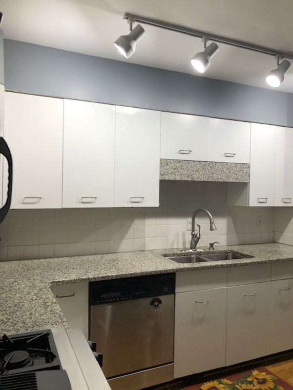 721 Yarmouth St - Photo 3 of 28